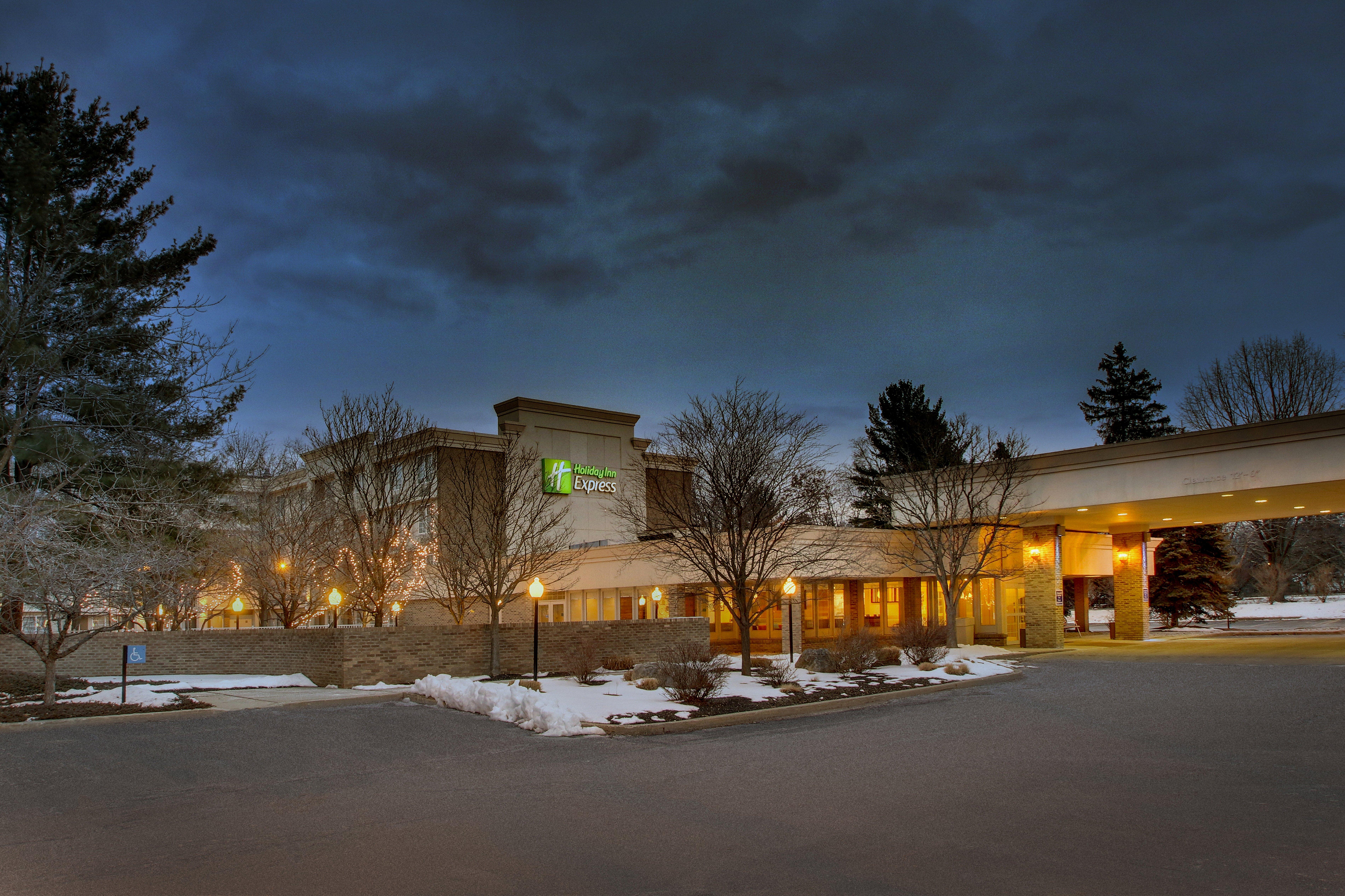 Holiday Inn Express Poughkeepsie By Ihg Exterior foto